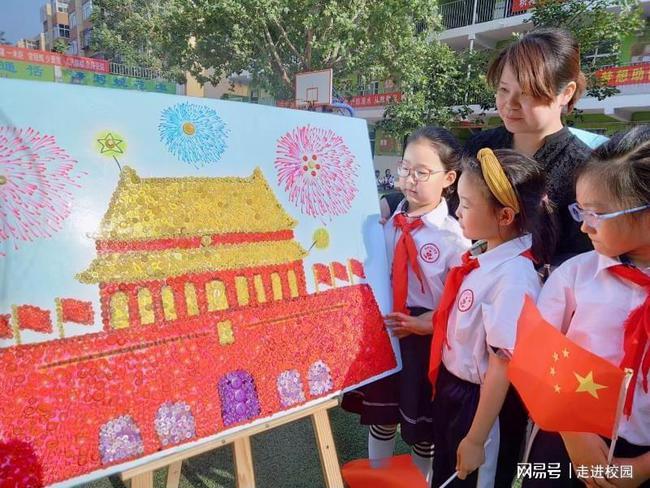白色无袖上衣搭紧身牛仔裤，简约精致，又不失时尚的气息，你会喜欢吗？游戏画面